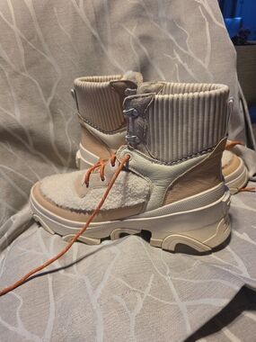 Chunky Shearling-Trim Lace-Up Ankle Boots in Cream & Tan